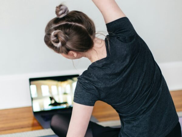 «Cozy cardio»: Η νέα fitness τάση που σε βάζει να γυμναστείς χωρίς να φύγεις από το σαλόνι σου