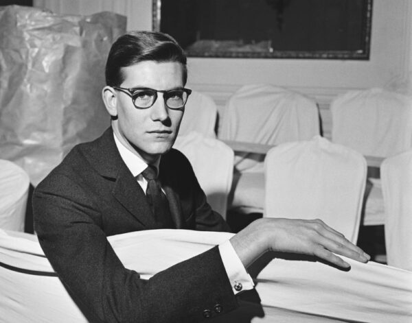 Yves Saint Laurent: Πώς ο 21χρονος «πρίγκιπας» της μόδας κληρονόμησε τον οίκο Dior