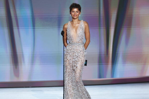 Zendaya: Η δραματική αλλαγή στα μαλλιά της και η αποθέωση στο κόκκινο χαλί των Emmy 2026
