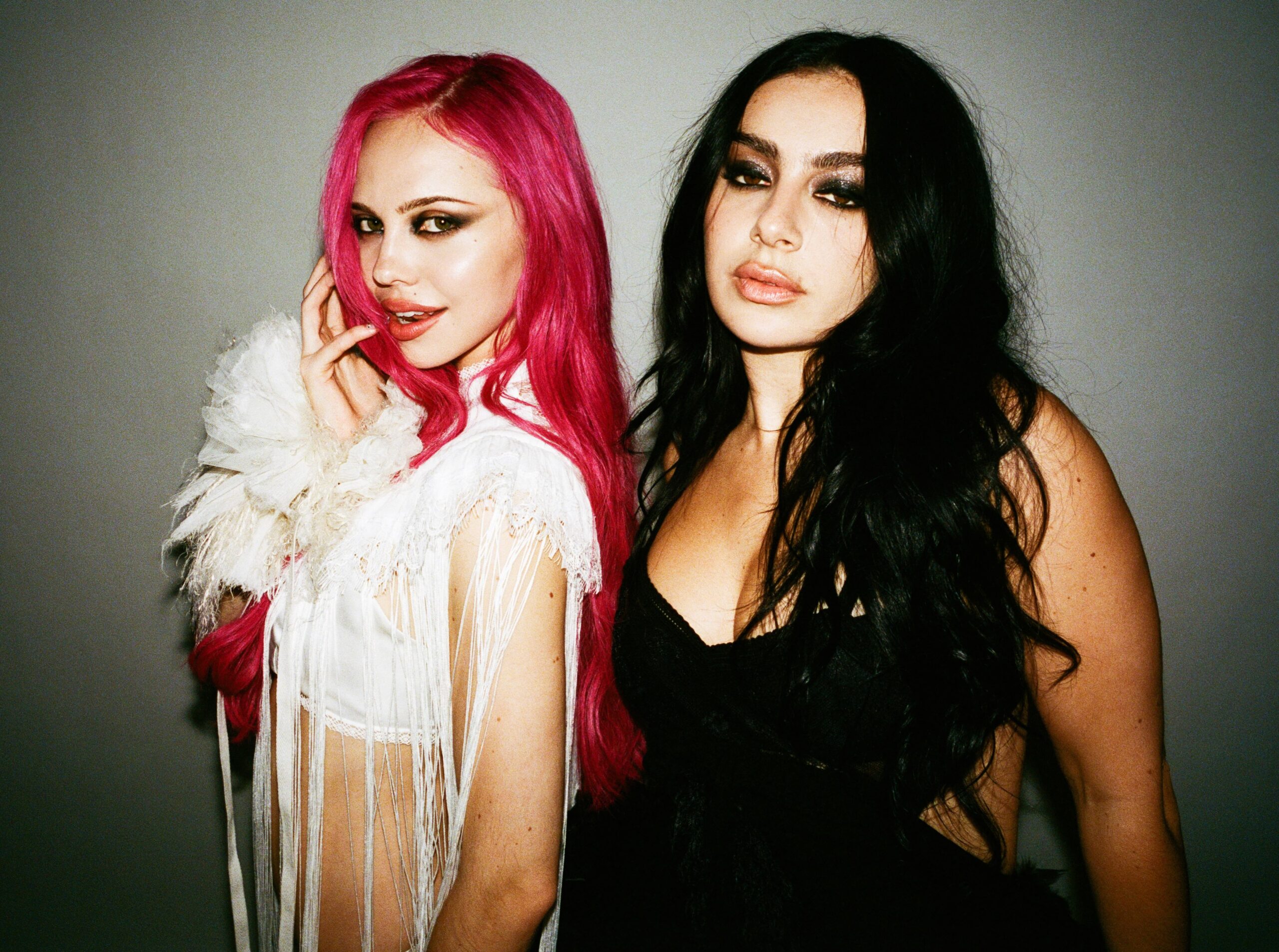 Adela Jergova: Το δημόσιο «ευχαριστώ» στην Charli XCX μετά τη μοναδική στιγμή πάνω στη σκηνή