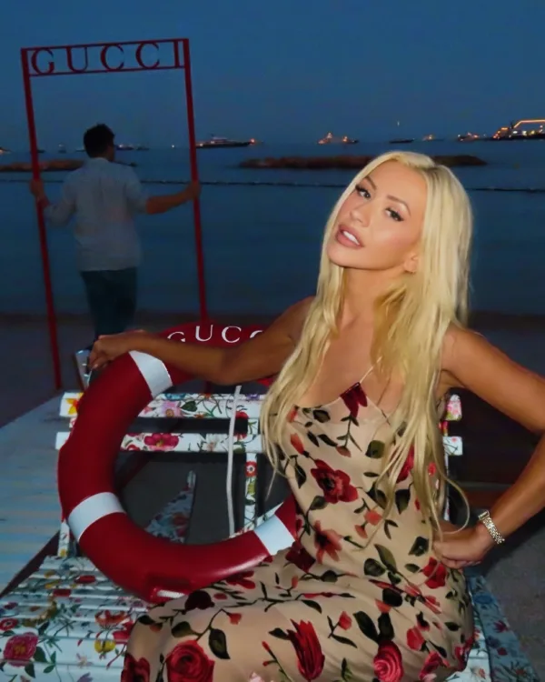 https://www.instagram.com/xtina/?hl=el