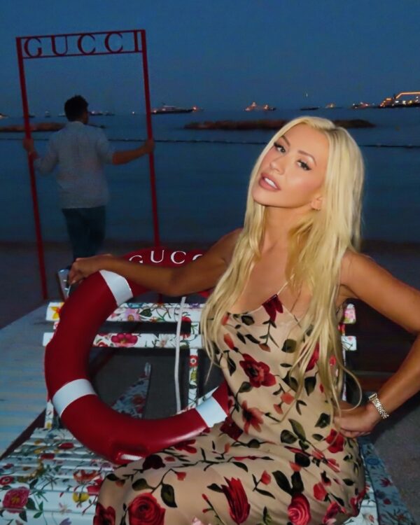 https://www.instagram.com/xtina/?hl=el