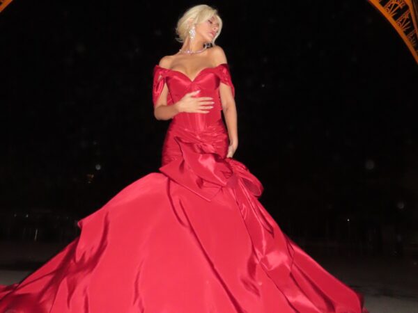 Η Christina Aguilera ποζάρει στην μπανιέρα της και προετοιμάζει τους fans για το Halloween