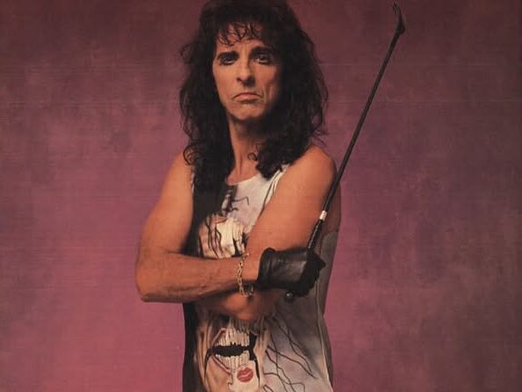 Ο Alice Cooper κατακτά τις λίστες των best-seller με τη νέα αυτοβιογραφία του