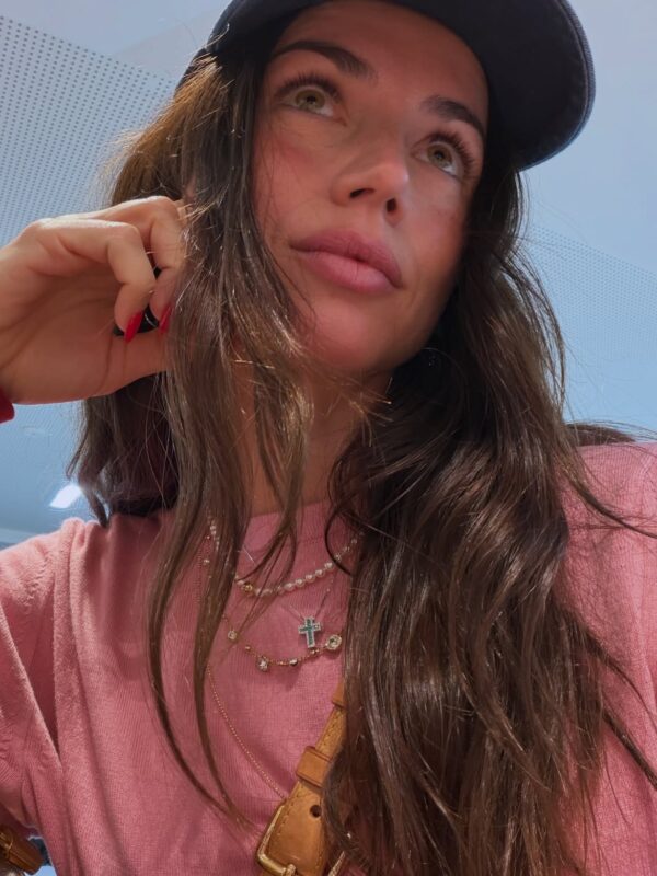 Η Ana de Armas φοράει κοσμήματα και καπέλο, κοιτάζοντας προς τα πάνω, ενώ βρίσκεται στο Παρίσι.