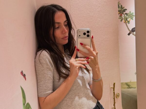 Η Ana de Armas ποζάρει για selfie στο Παρίσι, δείχνοντας το νέο της στυλ μετά τον χωρισμό της.