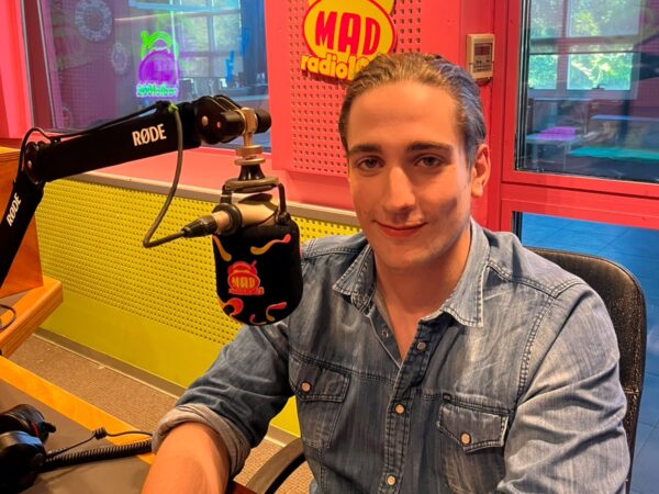 Ο Αναστάσης Κουγιάς στο Mad Radio 106,2: «Η Μίρκα Παπακωνσταντίνου με πήρε από το χέρι την πρώτη μέρα στο “Σόι σου”»