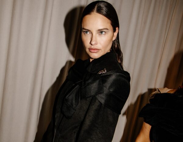 Η Adriana Lima ποζάρει στο χιόνι με lingerie look που μαγνητίζει τα βλέμματα