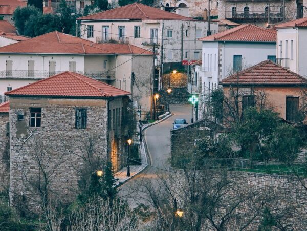Το πέτρινο σκηνικό της Αρκαδίας που θα σε κάνει να νομίζεις ότι ταξίδεψες πίσω στον χρόνο