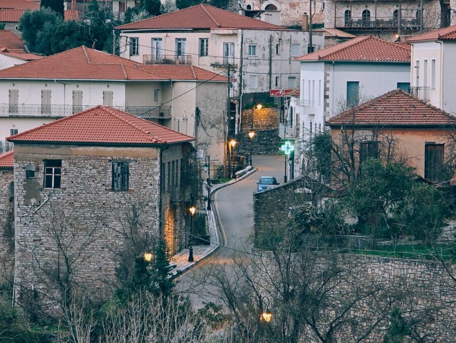 Το πέτρινο σκηνικό της Αρκαδίας που θα σε κάνει να νομίζεις ότι ταξίδεψες πίσω στον χρόνο