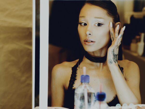 Η Ariana Grande κάνει την απόλυτη έκπληξη με το «petal (angry version)»