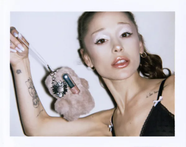 https://www.instagram.com/arianagrande/
