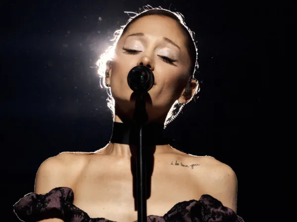 https://www.instagram.com/arianagrande/
