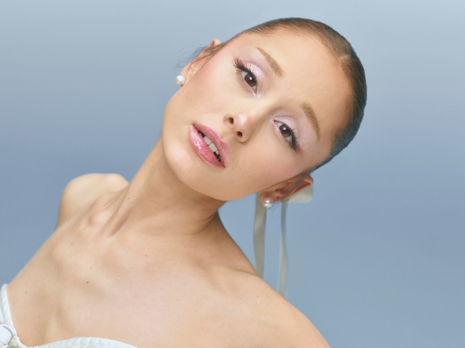 Η πιο λαμπερή συνεργασία της χρονιάς: Η Ariana Grande πρωταγωνιστεί στο νέο βίντεο της Swarovski