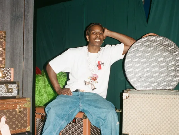 Ο A$AP Rocky ποζάρει δίπλα σε βαλίτσες κατά τη διάρκεια του show της AWGE στο Παρίσι, σπάζοντας ένα απίστευτο ρεκόρ.