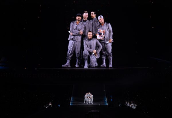 Οι Backstreet Boys γράφουν ιστορία στον Καναδά με την εμφάνισή τους στη σκηνή, κερδίζοντας το ενδιαφέρον του κοινού.
