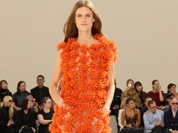 Balenciaga SS27: Κοράλλια, σιλουέτες σαν γλυπτά και χρώμα σε μια συλλογή που υμνεί την ελευθερία