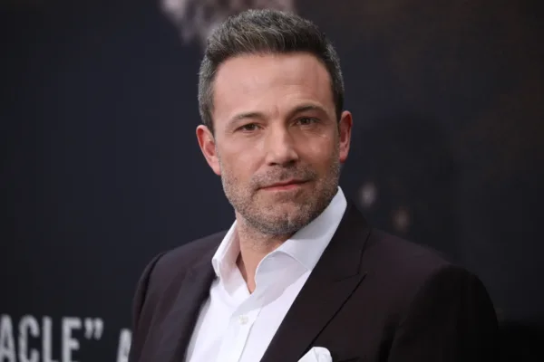 Ο Ben Affleck παρουσιάζεται με κοστούμι σε εκδήλωση, με την τεχνητή νοημοσύνη να αναμένεται να παίξει ρόλο στη νέα του ταινία «Animals».