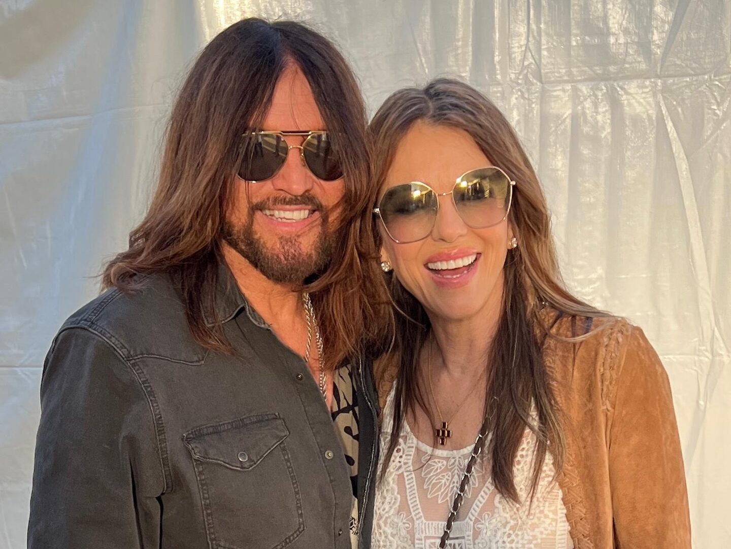 Billy Ray Cyrus – Elizabeth Hurley: Αρραβωνιάστηκαν μετά από 1 χρόνο σχέσης – Το δαχτυλίδι που φούντωσε τις φήμες