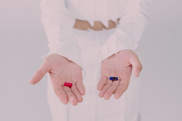 «Red pill vs blue pill»: Τι σημαίνει το viral trend του TikTok που έχει κατακλύσει το feed μας