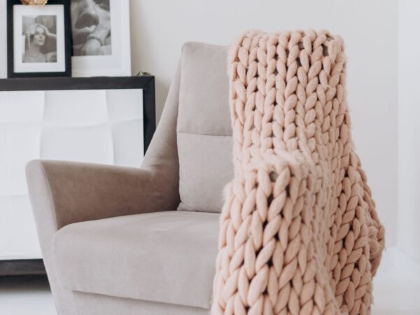 Οι interior designers έχουν εμμονή με αυτά τα ανάγλυφα υφάσματα – Το cozy trend που αλλάζει τον χώρο σου