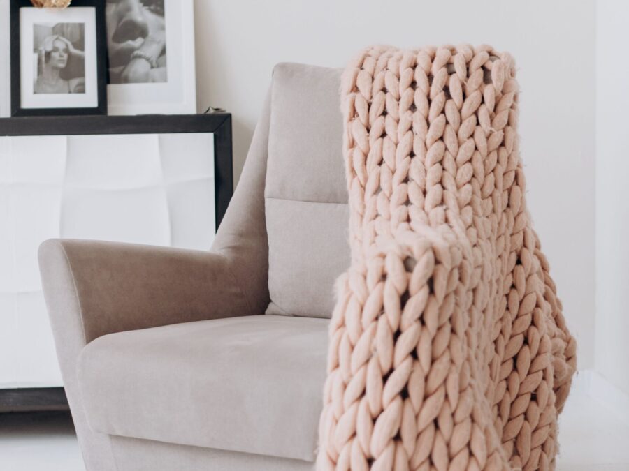 Οι interior designers έχουν εμμονή με αυτά τα ανάγλυφα υφάσματα – Το cozy trend που αλλάζει τον χώρο σου