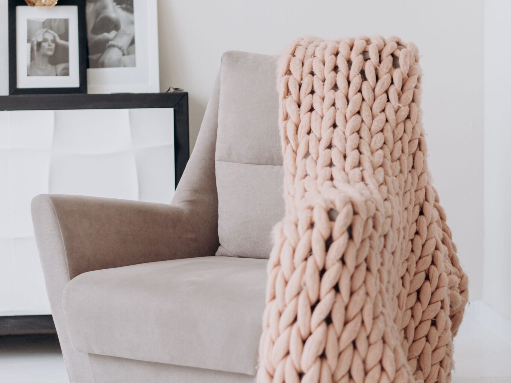 Οι interior designers έχουν εμμονή με αυτά τα ανάγλυφα υφάσματα – Το cozy trend που αλλάζει τον χώρο σου