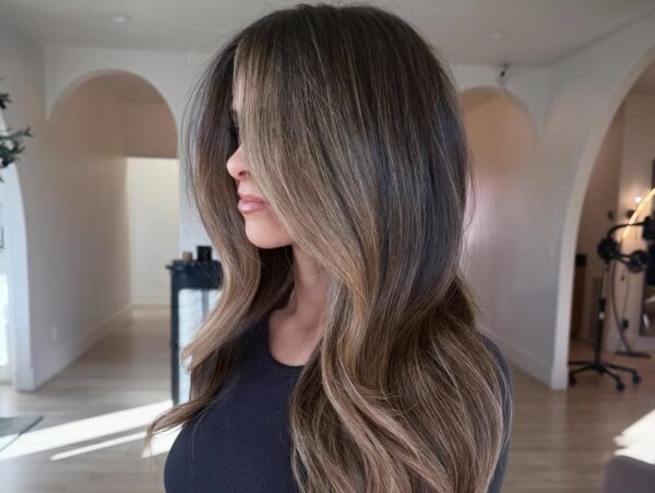 Το balayage στα καστανά μαλλιά γίνεται η μεγαλύτερη εμμονή της σεζόν