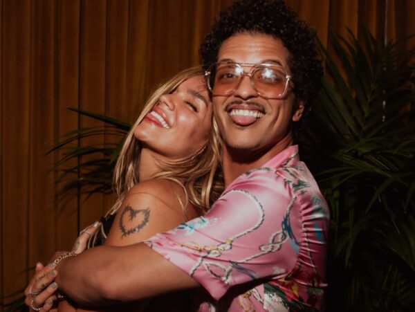 «Dance With Me»: Bruno Mars και Karol G ενώνουν τις δυνάμεις τους σε ένα εκρηκτικό music video