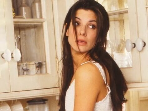Δεν ξέρεις τι να ντυθείς στο Halloween; Η Sandra Bullock προτείνει τους ρόλους της για στολές!