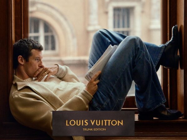 Callum Turner: Ποζάρει για τη Louis Vuitton μαζί με έναν τετράποδο φίλο στη νέα καμπάνια του οίκου