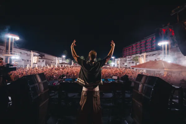 https://www.instagram.com/calvinharris/