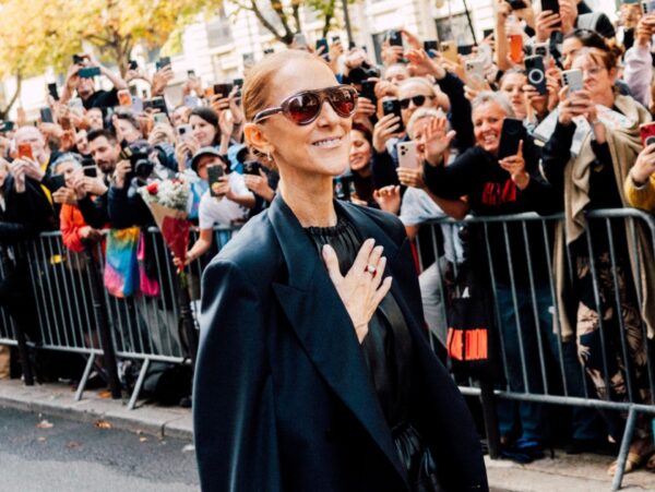 Η Celine Dion έπεσε σκηνή και μετά έχασε τα λόγια της – Η συγκινητική στιγμή που τραγούδησαν όλοι για εκείνη