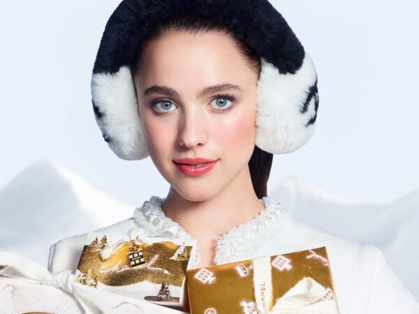 Chanel Holiday 2026: Ένα χειμερινό ταξίδι ομορφιάς παρέα με την Margaret Qualley στο χιονισμένο St. Moritz