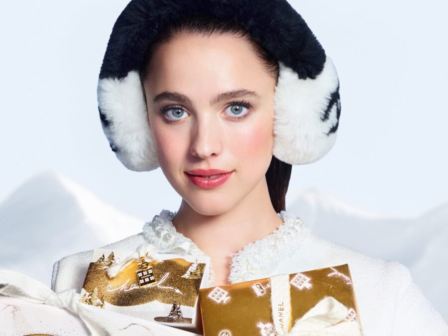 Chanel Holiday 2026: Ένα χειμερινό ταξίδι ομορφιάς παρέα με την Margaret Qualley στο χιονισμένο St. Moritz