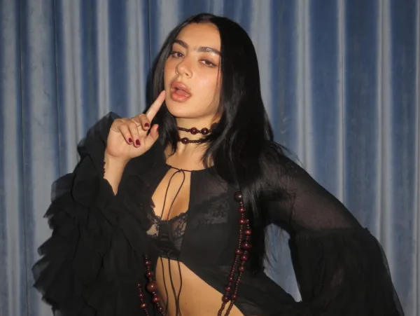 Η Charli XCX με μαύρο ρούχο και κολιέ, με το τραγούδι «Boom Clap» να ακούγεται live.