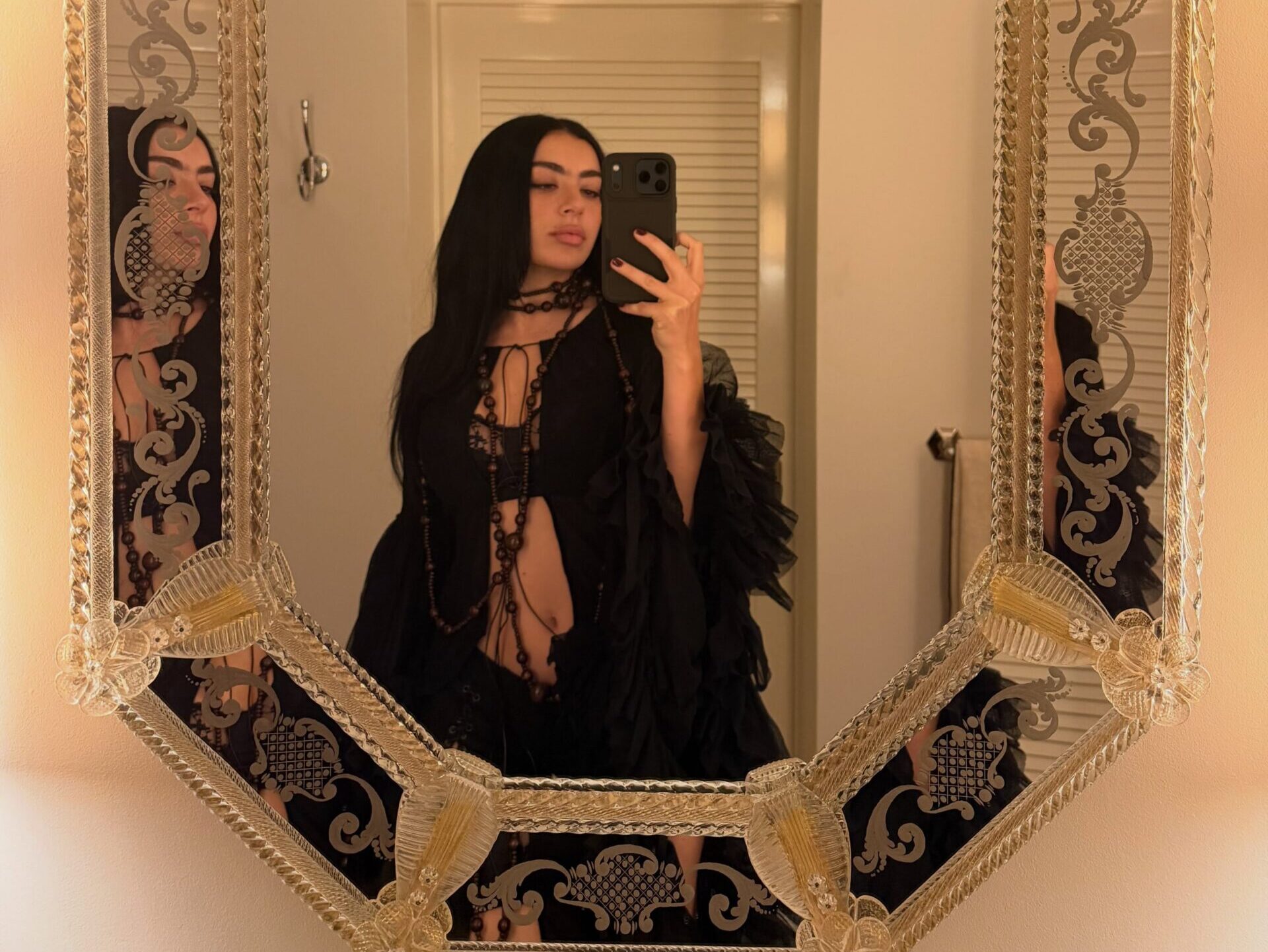 Χωρίς φωνή η Charli XCX – Η συναυλία που αναγκάστηκε να ακυρώσει