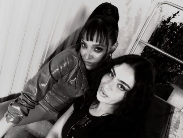 Η Charli XCX ανέβασε την Tinashe στη σκηνή και κανείς δεν περίμενε αυτή την έκπληξη!