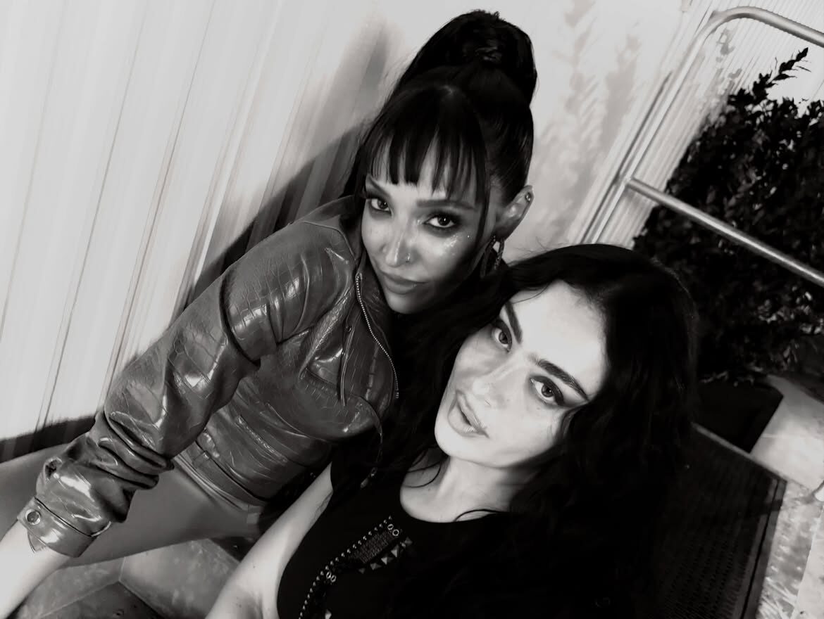 Η Charli XCX ανέβασε την Tinashe στη σκηνή και κανείς δεν περίμενε αυτή την έκπληξη!