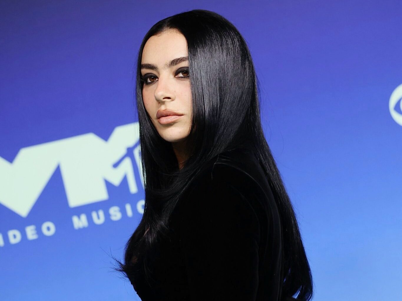 Η Charli XCX αφήνει για λίγο τη μουσική και συναντά τον Martin Scorsese σε μια νέα ταινία τρόμου