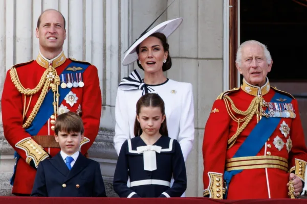 Η Kate Middleton με την κόρη της πριγκίπισσα Charlotte και τον πρίγκιπα Louis σε επίσημη εμφάνιση, ακολουθώντας το fashion trick.