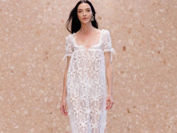 Chloé SS27: Ένα ρομαντικό όνειρο από δαντέλα, διαφάνειες και 70s σιλουέτες