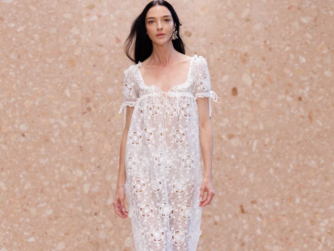 Chloé SS27: Ένα ρομαντικό όνειρο από δαντέλα, διαφάνειες και 70s σιλουέτες