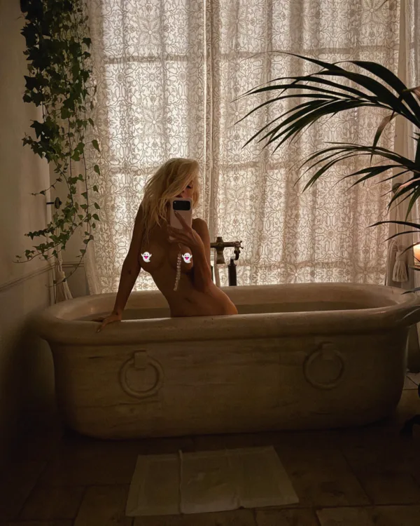 https://www.instagram.com/xtina/?hl=el