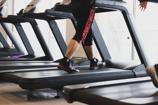 Άτομο εκτελεί το viral workout στον διάδρομο για καύση λίπους, ακολουθώντας την τάση 12-3-30.