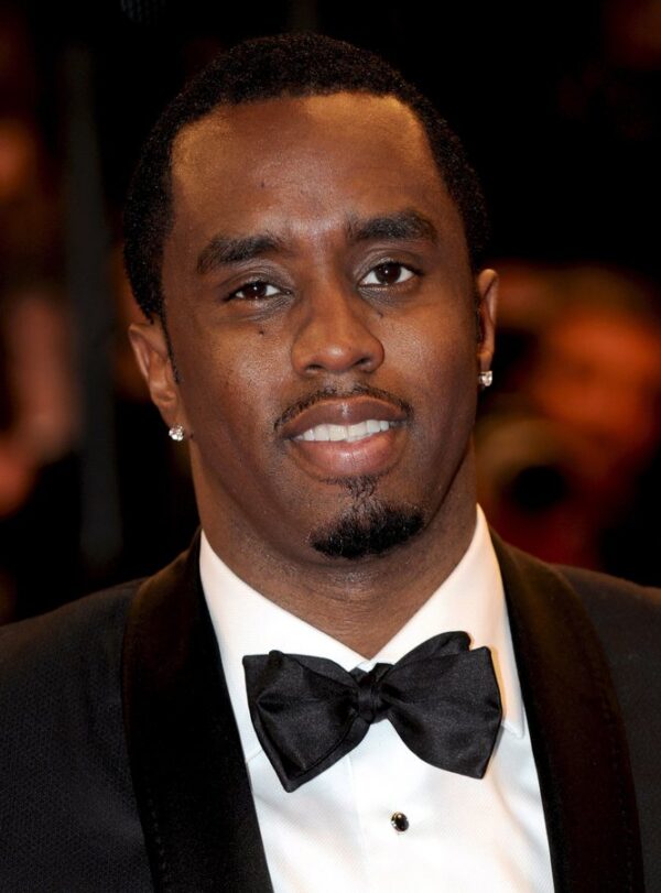 Ο Diddy με μαύρο σακάκι και παπιγιόν, μετά την αποτυχία αγωγής δυσφήμισης που αφορά το όνομά του.