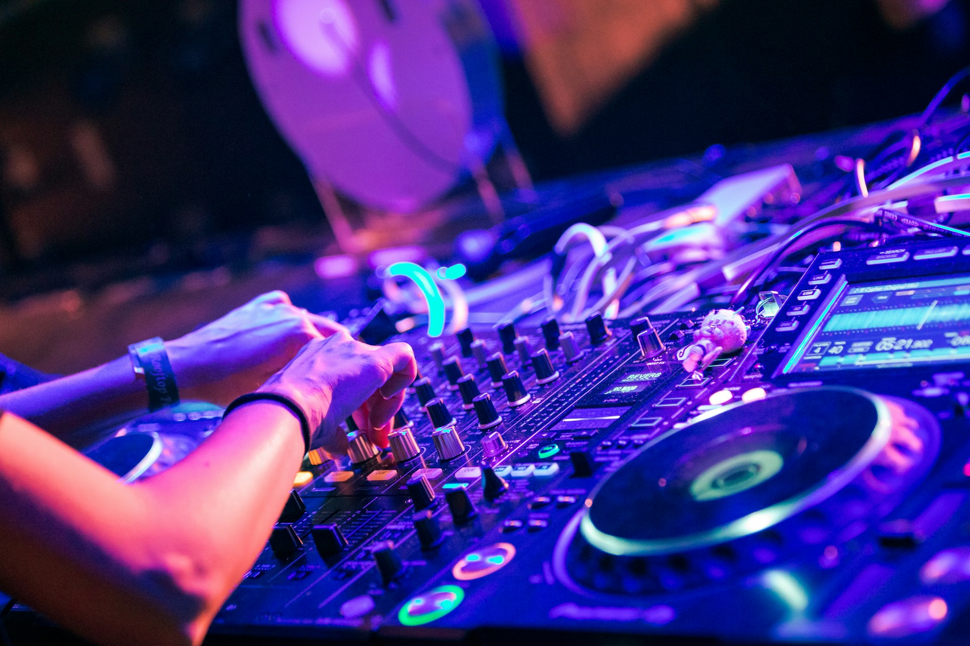 Η 5χρονη DJ που κατέκτησε τα social media με το «Electric Disney Music»