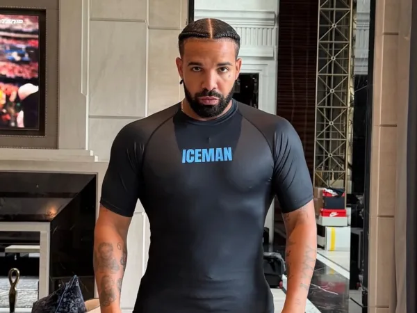Ο ράπερ με μαύρη μπλούζα «ICEMAN» ποζάρει για τη νέα κυκλοφορία του άλμπουμ «FOMO».
