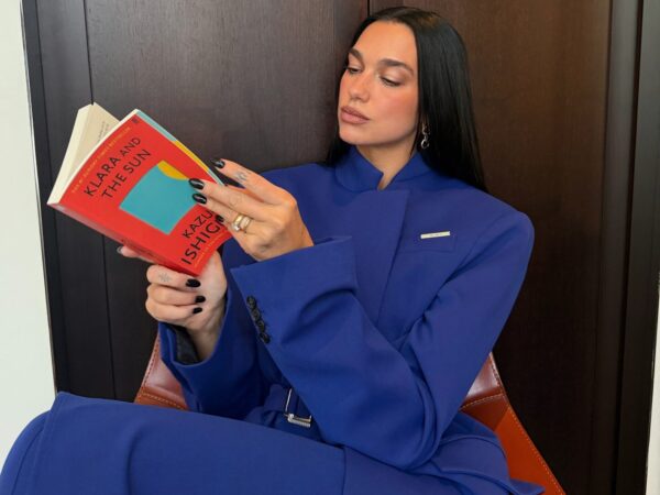 Dua Lipa: Εντυπωσιακή εμφάνιση με Chanel στην Εβδομάδα Μόδας του Παρισιού