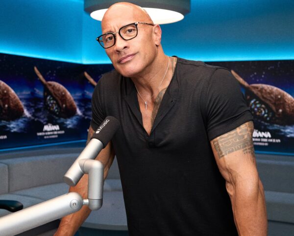 «Lizard Music»: O Dwayne Johnson γίνεται αγνώριστος με λευκά μαλλιά και γένια στη νέα του ταινία